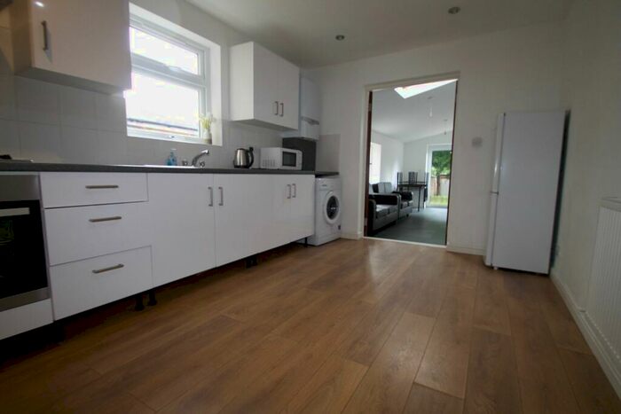 5 Bedroom Detached House To Rent In Western Road, Romford, RM1