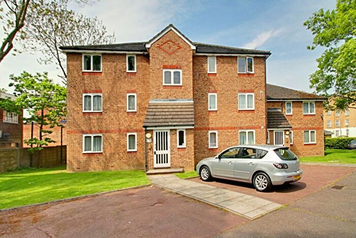 2 Bedroom Apartment To Rent In Leigh Hunt Drive, Southgate, N14
