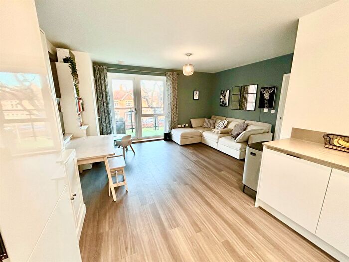 2 Bedroom Flat For Sale In Jackdaw Close, Romford, RM3