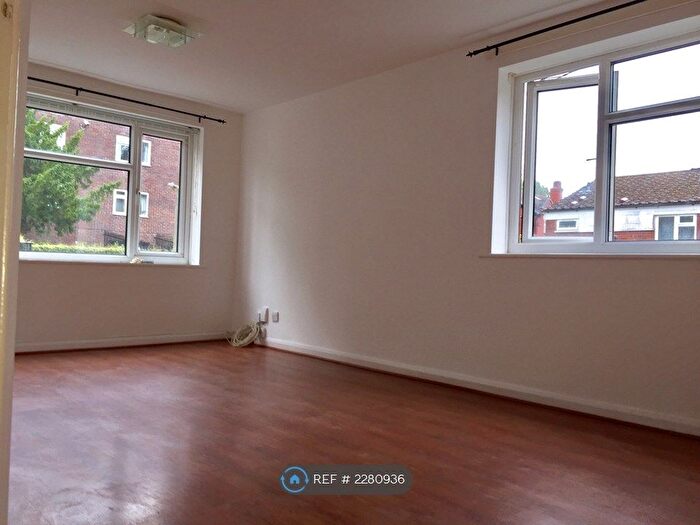2 Bedroom Flat To Rent In Claremont Road, Salford, M6