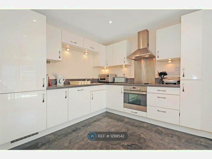 1 Bedroom Flat To Rent In Canalside, Redhill RH1