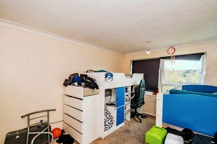 2 Bedroom Apartment For Sale In Summerlea Gardens, Littlehampton, West Sussex, BN17