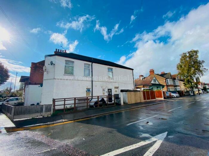 2 Bedroom Flat To Rent In Hamlet Court Road, Prittlewell, SS0