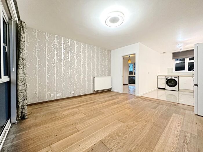 3 Bedroom Maisonette To Rent In Leyburn Gardens, Park Hill, East Croydon, CR0