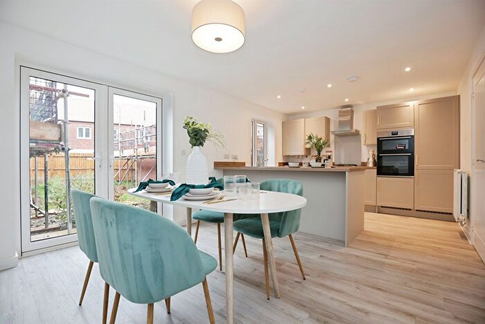 4 Bedroom Detached House For Sale In Bloxham Road, Banbury, OX16