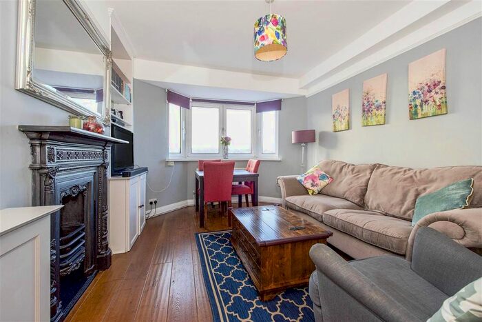 3 Bedroom Flat To Rent In Upper Richmond Road, London, SW15