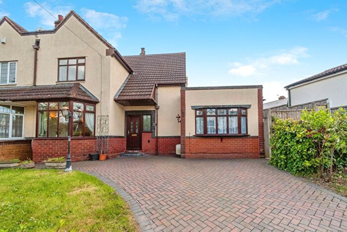 4 Bedroom Semi-Detached House For Sale In Lincoln Road, Walsall, WS1