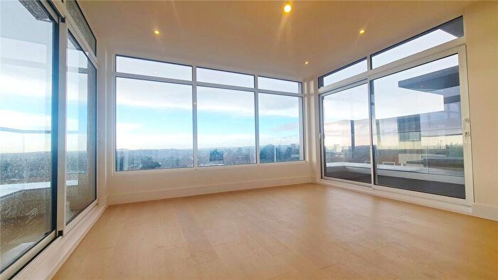 Penthouse To Rent In Brampton Grove, London, NW4