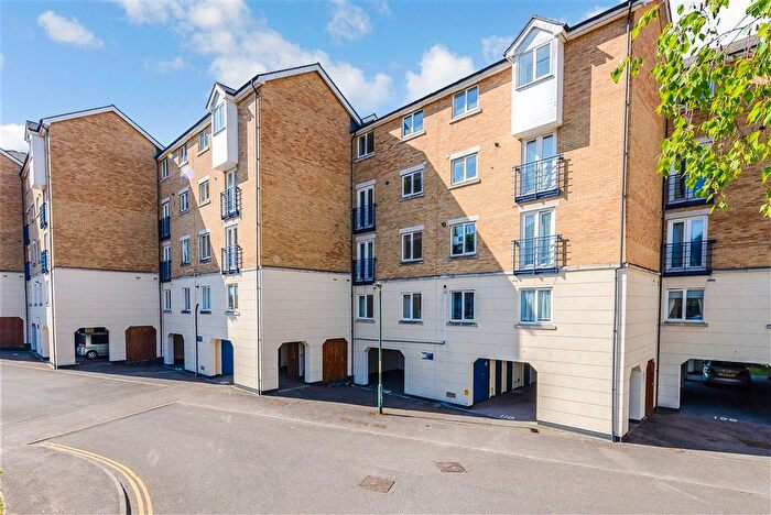 2 Bedroom Flat For Sale In Keating Close, The Esplanade, Rochester, Kent, ME1