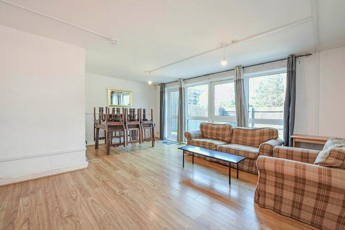 3 Bedroom Flat To Rent In Old Kent Road, London, SE1