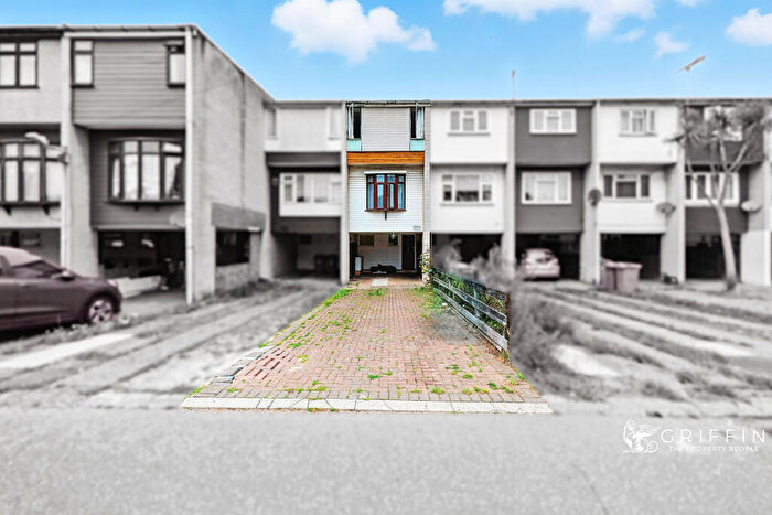 3 Bedroom Town House For Sale In Aluric Close, Grays, RM16