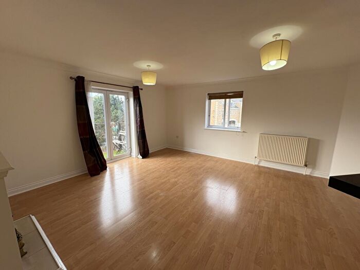2 Bedroom Flat To Rent In The Dell, Southampton, Hampshire, SO15