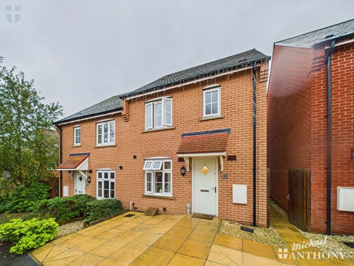 3 Bedroom Semi Detached House For Sale In Chaundler Drive, Aylesbury, Buckinghamshire, HP19