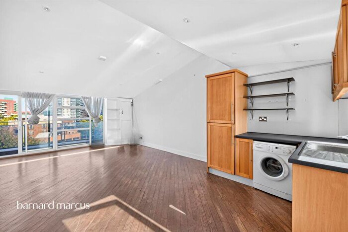 2 Bedroom Apartment For Sale In Gervase Street, London, SE15