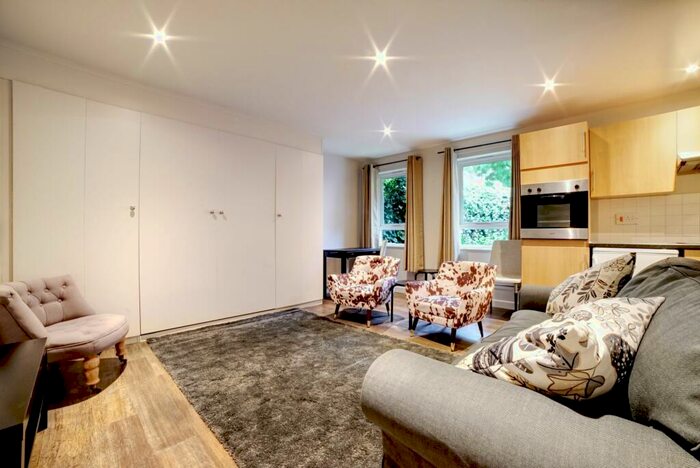 End Of Terrace House To Rent In Westcott Road, London, SE17