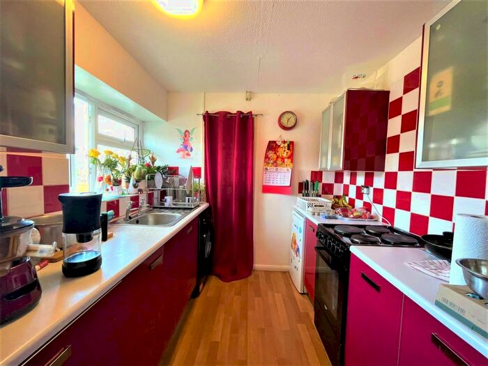 2 Bedroom Flat To Rent In Tristan Close, Exeter, EX4