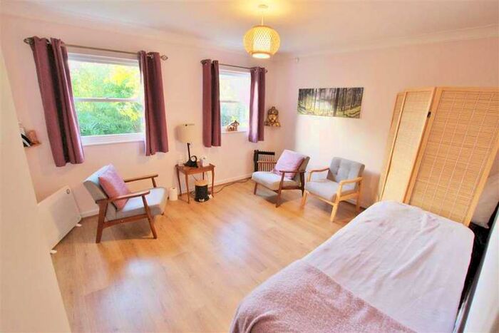 Flat To Rent In Broadway, Leigh On Sea, Essex, SS9