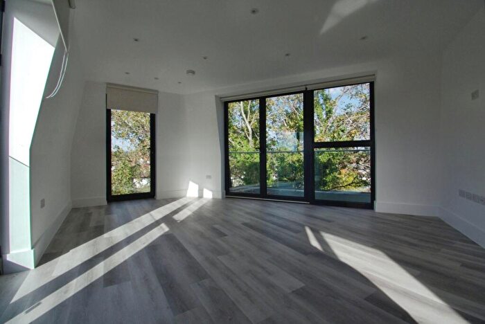 2 Bedroom Flat To Rent In Bourne Way Bromley, BR2