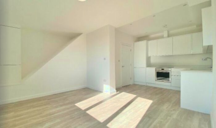 2 Bedroom Flat To Rent In Finchley Road, Temple Fortune, London, NW11