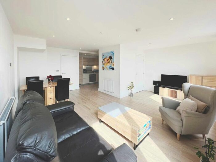 3 Bedroom Flat To Rent In Blagdon Road, New Malden, KT3