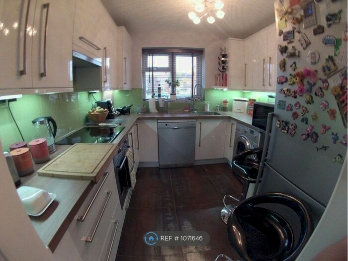 2 Bedroom Flat To Rent In Elm Tree Close, Northolt UB5