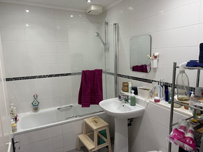 1 Bedroom Flat To Rent In Flat, Loates Lanewatfordhertfordshire, WD17