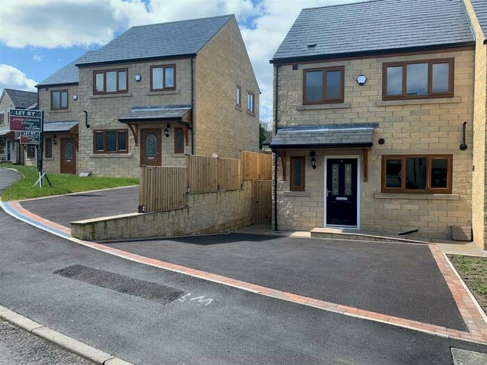 3 Bedroom Semi-Detached House To Rent In Hazelwood Close, Hadfield, Glossop, SK13