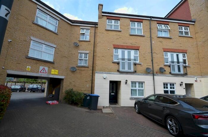 5 Bedroom Town House To Rent In Rosebates Drive, Kingsbury, London, NW9