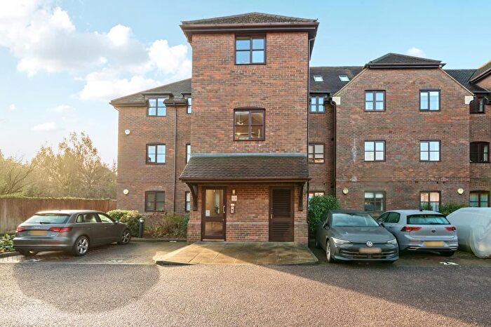 2 Bedroom Flat To Rent In Newbury, Berkshire, RG14