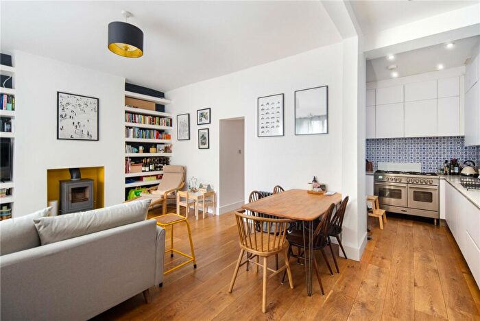 2 Bedroom Flat To Rent In Amhurst Road, Hackney, London, N16