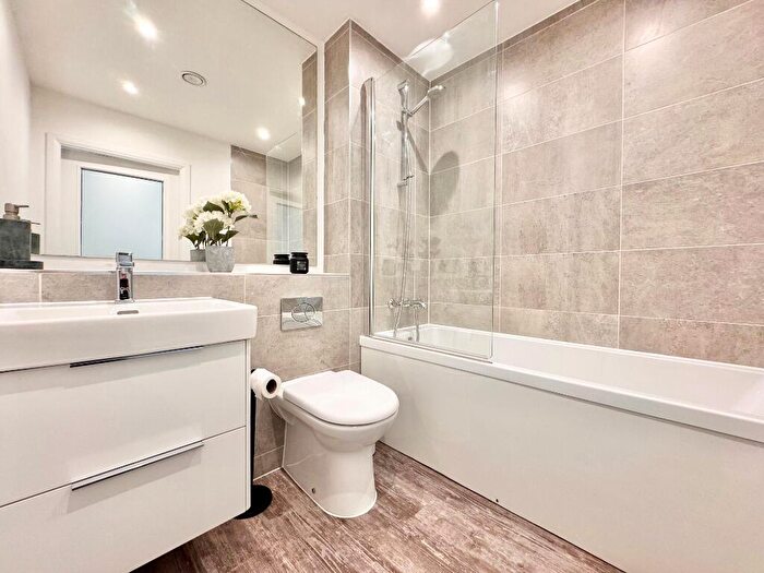 2 Bedroom Flat To Rent In Broomhill Avenue, Broomhill, Glasgow, G11