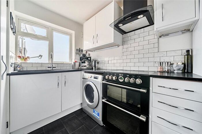 2 Bedroom Apartment For Sale In Deepfield Road, Bracknell, Berkshire, RG12
