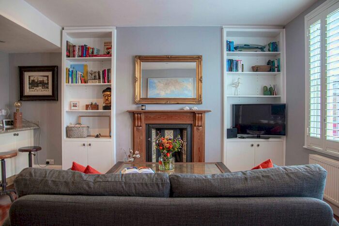 3 Bedroom Flat To Rent In North Street, London SW4