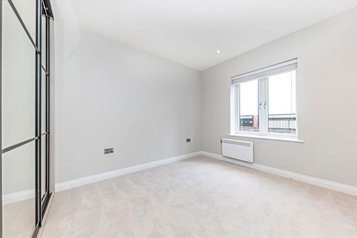 1 Bedroom Flat To Rent In Springfield Lane, Weybridge, KT13