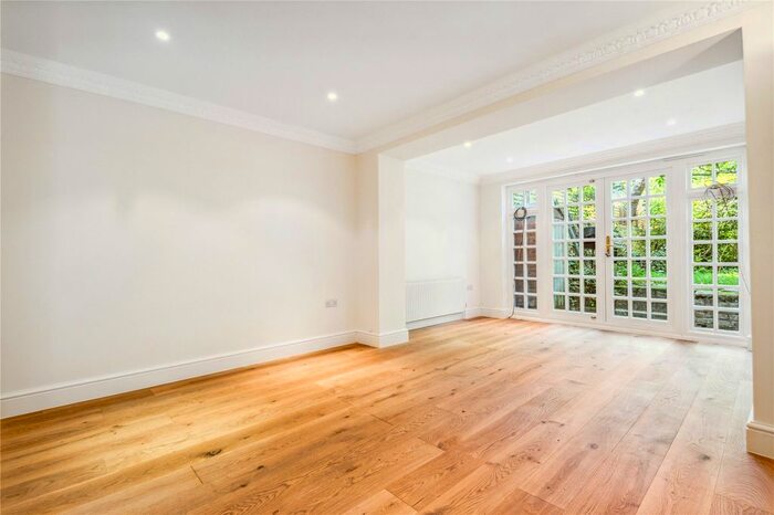 2 Bedroom Flat To Rent In Royal Crescent, London, W11