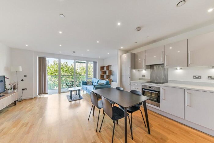 2 Bedroom Apartment To Rent In Waterford Court, Turnberry Quay, Canary Wharf, London, E14