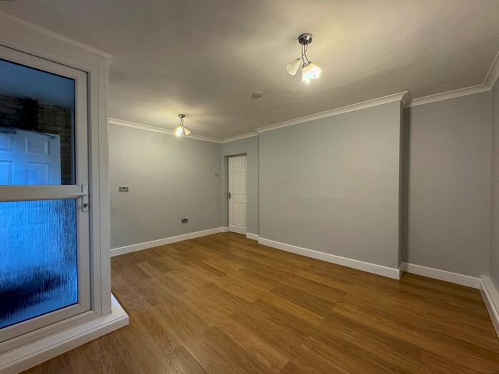 3 Bedroom Flat To Rent In Innes Gardens, London, SW15