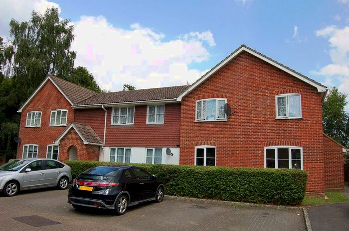 1 Bedroom Flat To Rent In Hodges Close, Bagshot, GU19