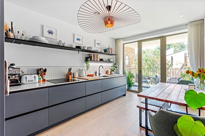 2 Bedroom Flat For Sale In Balham High Road, London, SW17