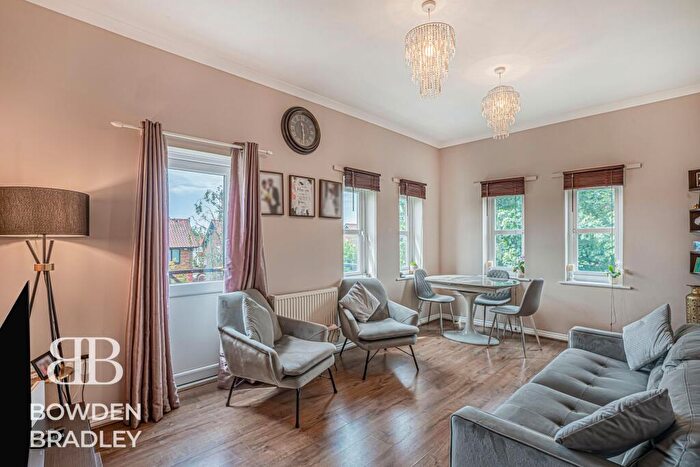 2 Bedroom Flat For Sale In Glandford Way, Romford, RM6