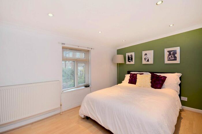 1 Bedroom Flat To Rent In Coningham Mews, Shepherd's Bush, London, W12
