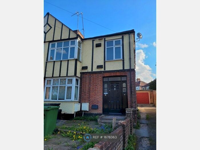 2 Bedroom Maisonette To Rent In Hillingdon Hill, Uxbridge, UB10
