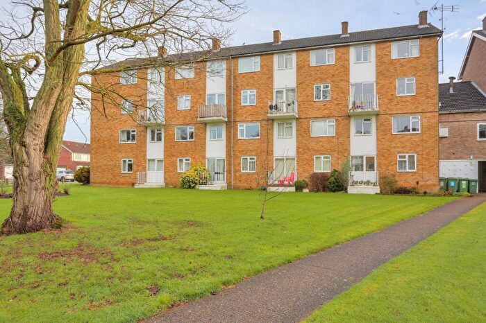 2 Bedroom Maisonette To Rent In The Ridgeway, St. Albans, Hertfordshire, AL4