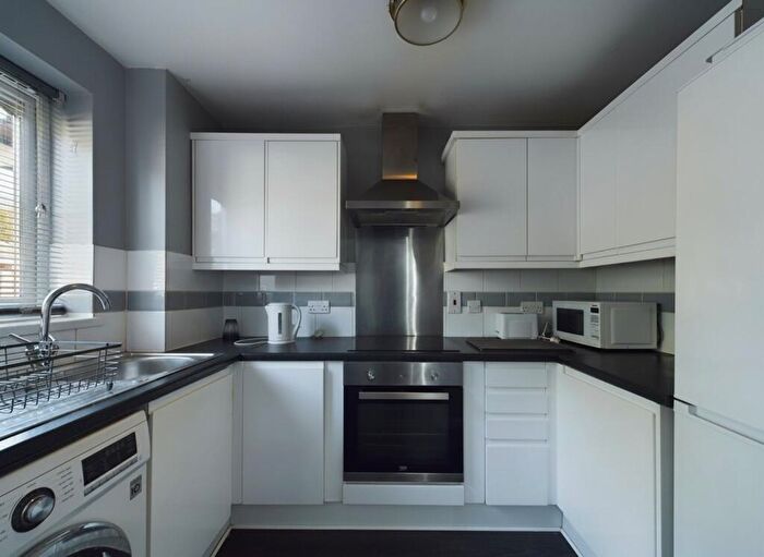 2 Bedroom Flat To Rent In Missenden Gardens, Burnham, Slough, SL1