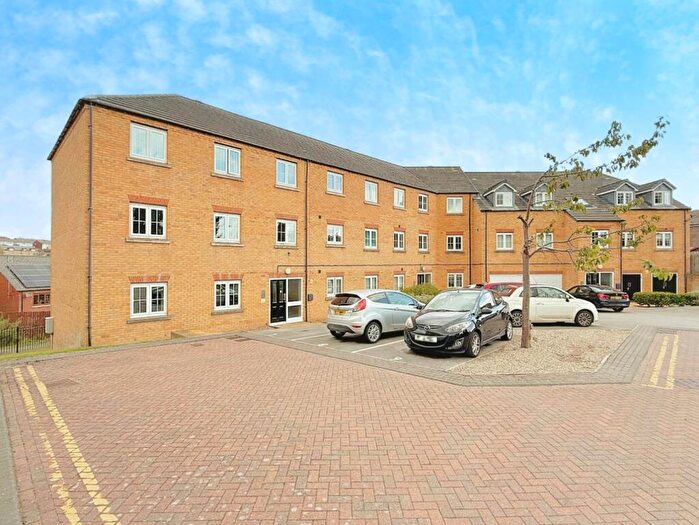 2 Bedroom Apartment For Sale In Broadlands View, Pudsey, LS28
