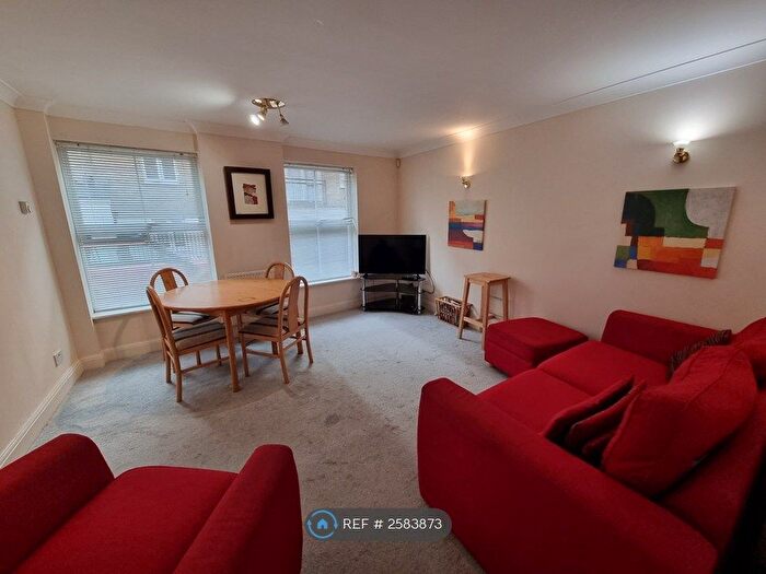 2 Bedroom Flat To Rent In Sapphire Court, London, E1
