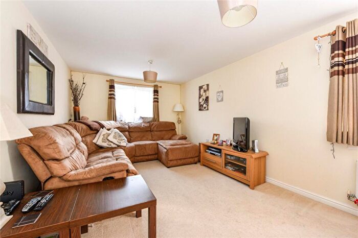 2 Bedroom Flat For Sale In Garstons Way, Alton, Hampshire, GU34