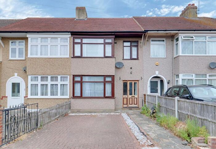 3 Bedroom Terraced House For Sale In Rothbury Avenue, Rainham, RM13