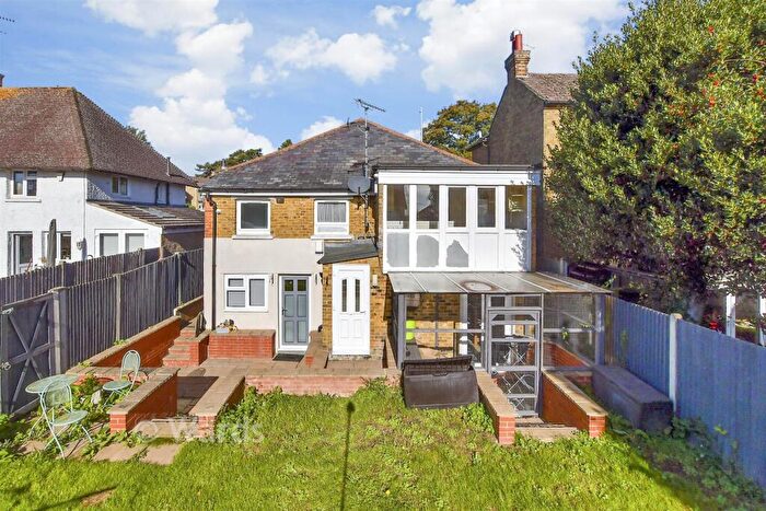 1 Bedroom Maisonette For Sale In Tonbridge Road, Maidstone, Kent, ME16