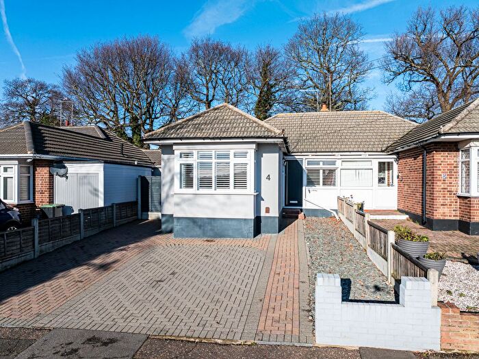 3 Bedroom Semi-Detached Bungalow For Sale In Sunnybank Close, Leigh-On-Sea, SS9